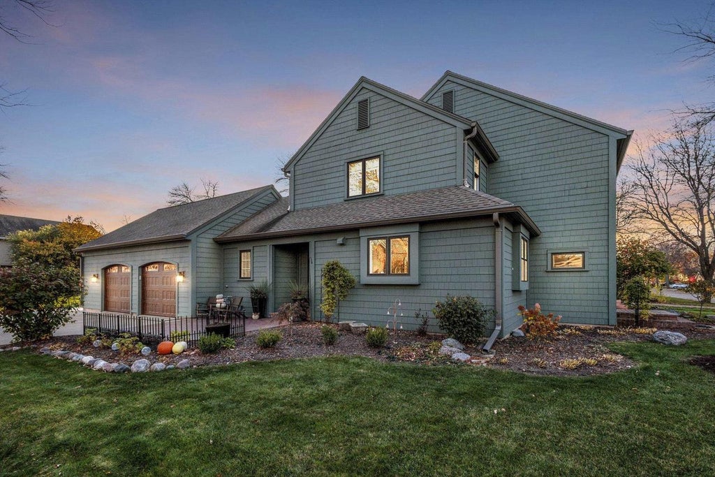 Photo of 1025 E Woodcrest DRIVE, Appleton, WI 54915 (MLS # 50335094)