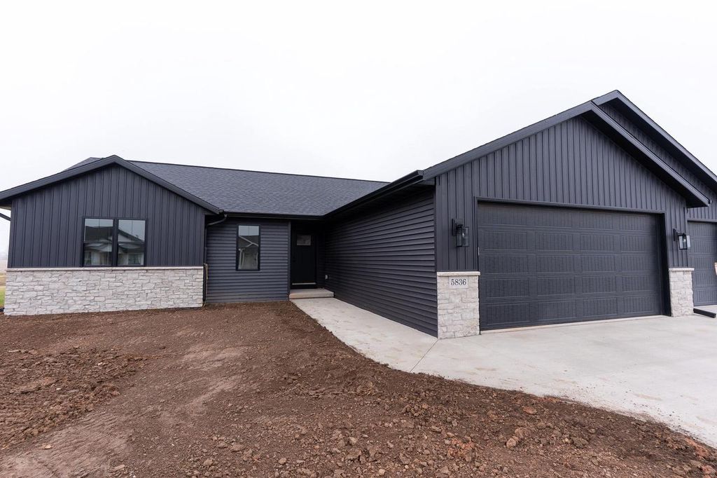 Photo of W5836 Edgewood DRIVE, Menasha, WI 54952 (MLS # 50318659)