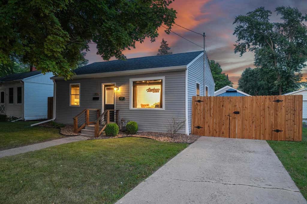 Photo of 1831 14th AVENUE, Green Bay, WI 54304 (MLS # 50330841)