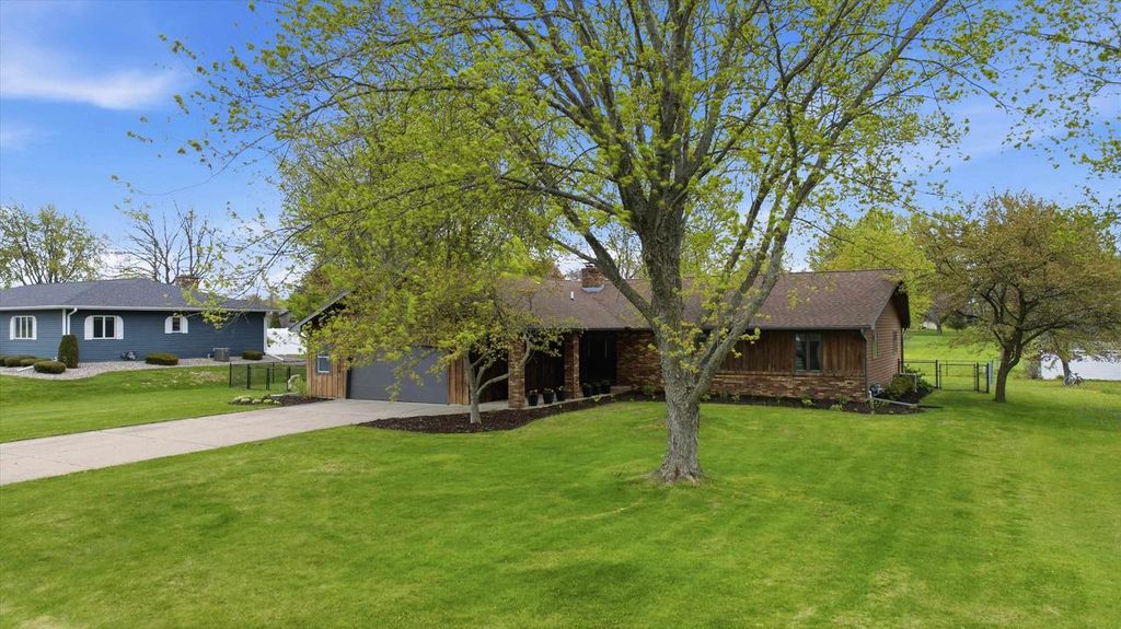 Photo of 2308 E Fillmore STREET, Marshfield, WI 54449 (MLS # 22602362)