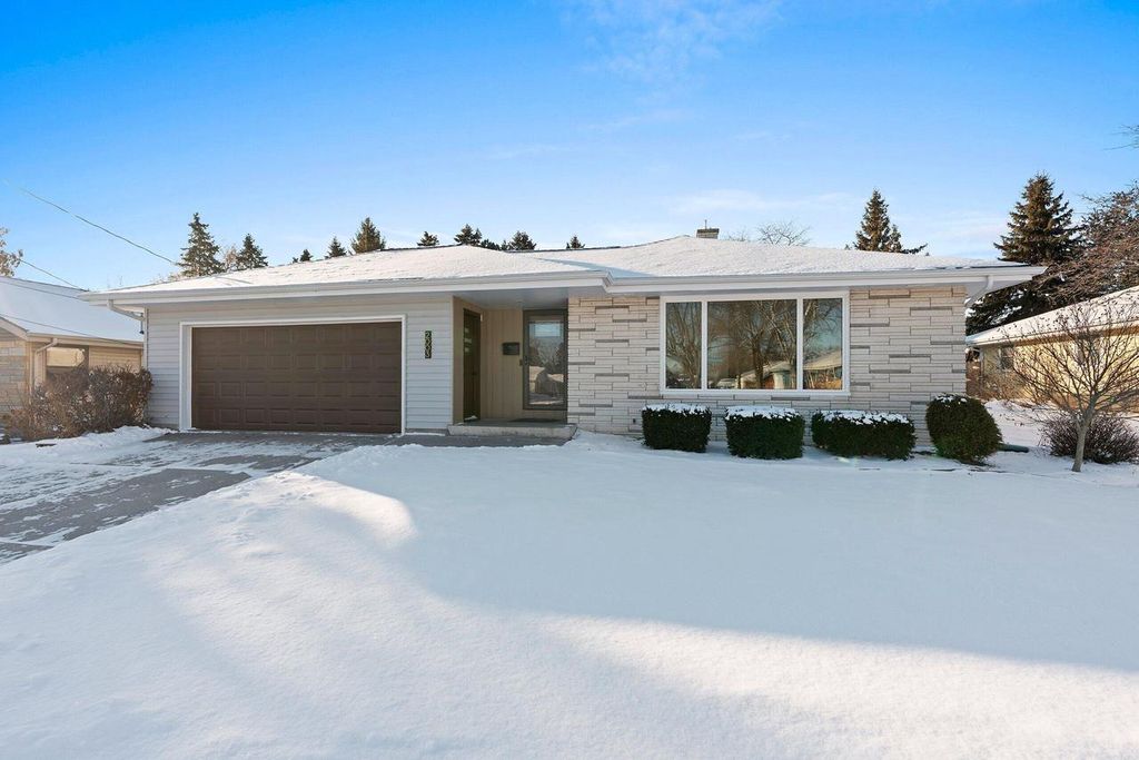 Photo of 2003 Richmond AVENUE, Manitowoc, WI 54220 (MLS # 1946598)