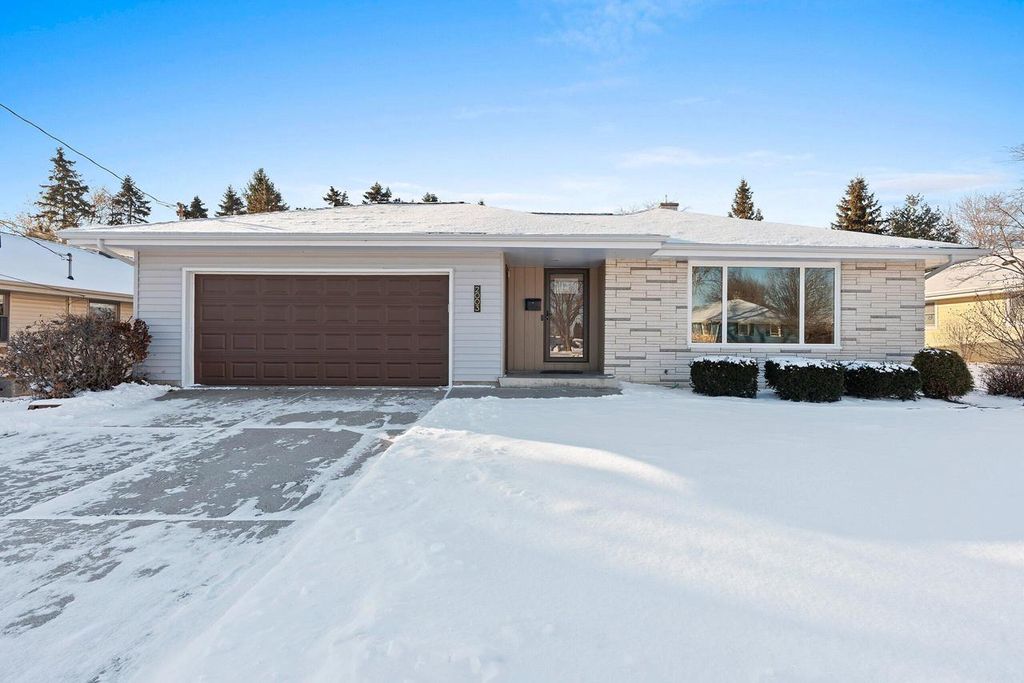 Photo of 2003 Richmond AVENUE, Manitowoc, WI 54220 (MLS # 1946598)