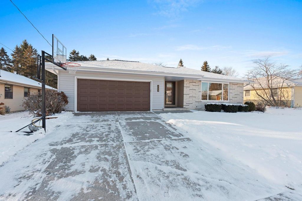 Photo of 2003 Richmond AVENUE, Manitowoc, WI 54220 (MLS # 1946598)