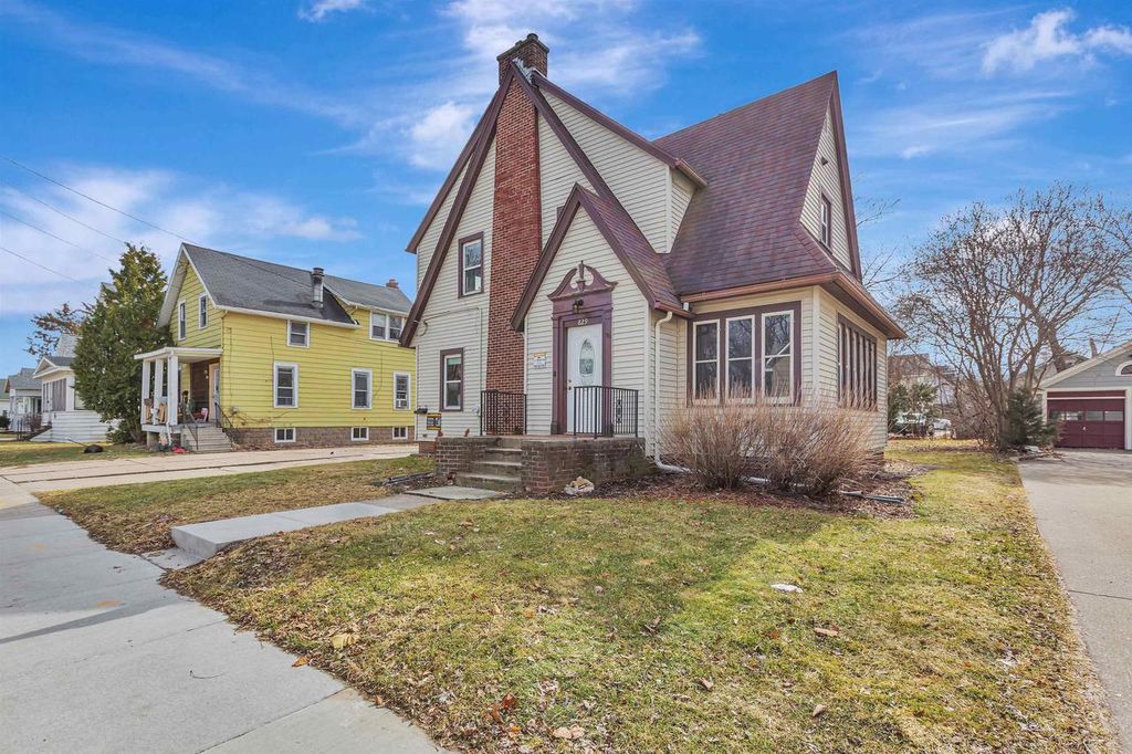 Photo of 829 Prospect AVENUE, Oshkosh, WI 54901 (MLS # 50322191)