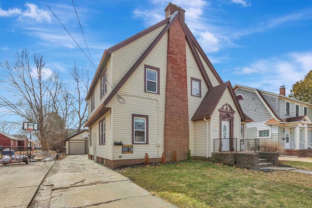 Photo of 829 Prospect AVENUE, Oshkosh, WI 54901 (MLS # 50322191)