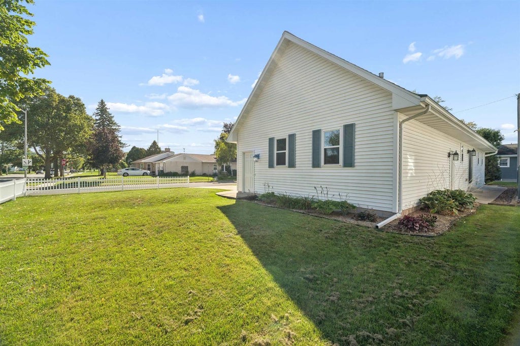 Photo of 10 S Royal AVENUE, Fond Du Lac, WI 54935 (MLS # 50332764)