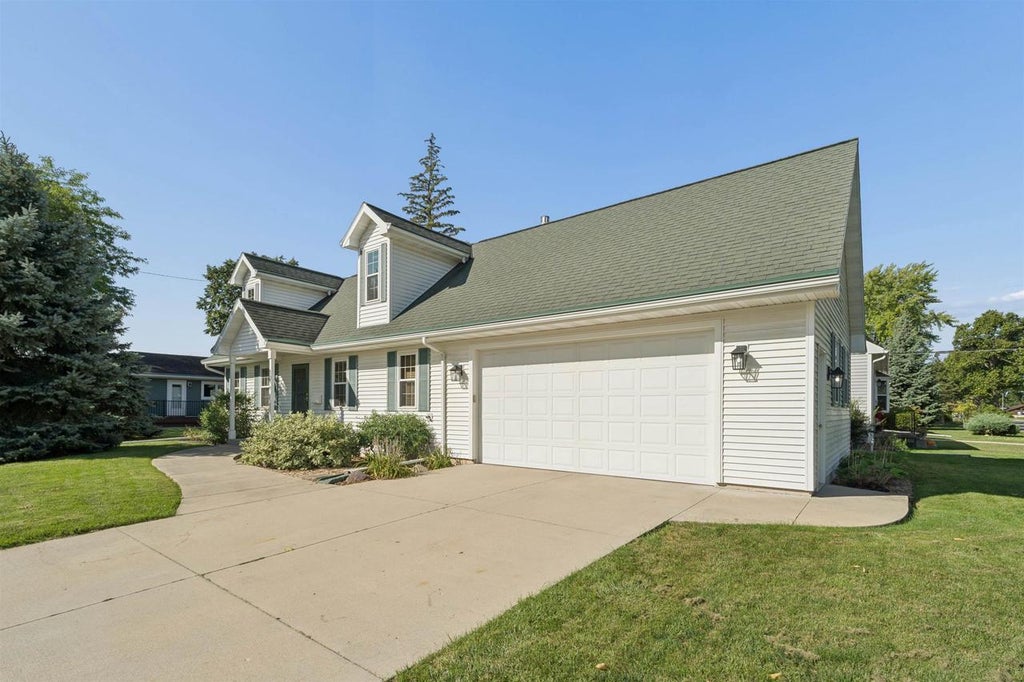 Photo of 10 S Royal AVENUE, Fond Du Lac, WI 54935 (MLS # 50332764)