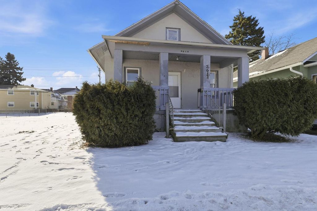 Photo of 2013 De Koven AVENUE, Racine, WI 53403 (MLS # 1952438)