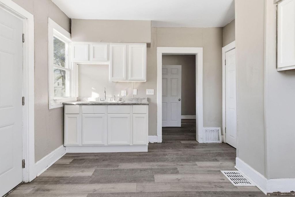 Photo of 2013 De Koven AVENUE, Racine, WI 53403 (MLS # 1952438)