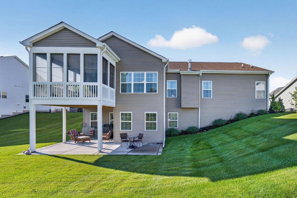 Photo of 551 N Stone Ridge DRIVE, Lake Geneva, WI 53147 (MLS # 1979599)
