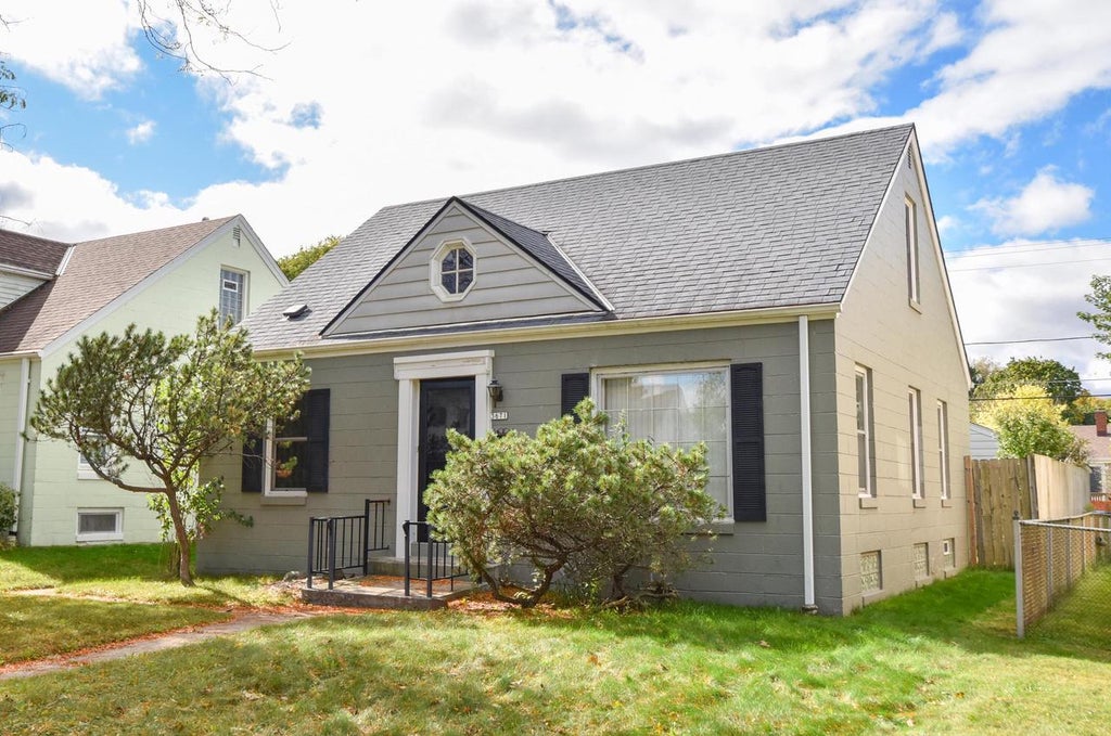 Photo of 3671 S Pine AVENUE, Milwaukee, WI 53207 (MLS # 1985383)