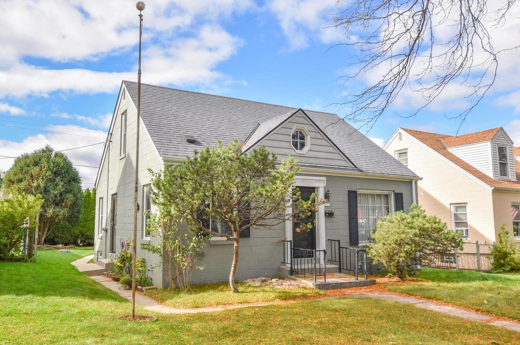 Photo of 3671 S Pine AVENUE, Milwaukee, WI 53207 (MLS # 1985383)