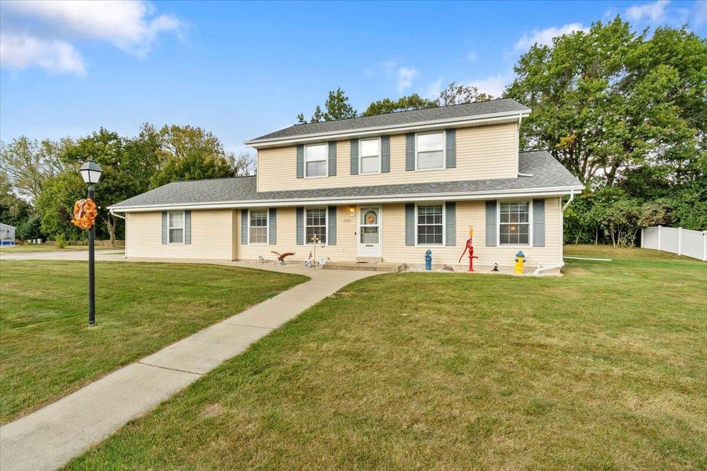 Photo of 8780 W Lake Pointe DRIVE, Franklin, WI 53132 (MLS # 1938482)
