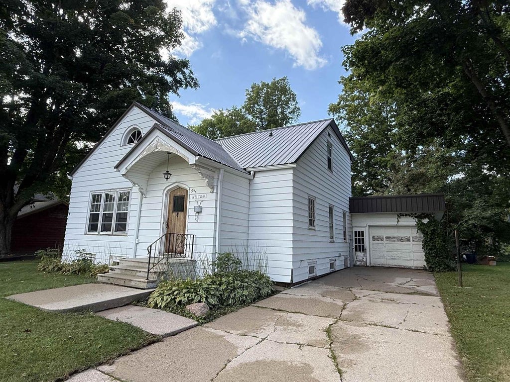 Photo of 911 Main STREET, Gresham, WI 54128 (MLS # 50331765)