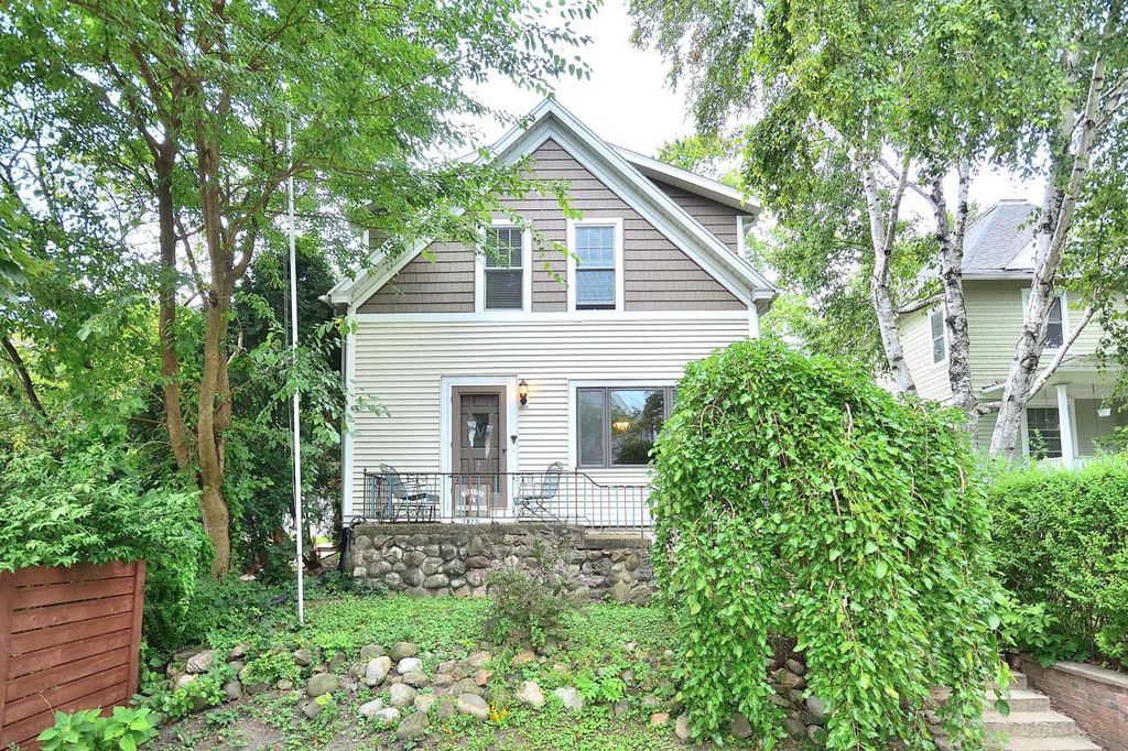 Photo of 2823 S Delaware AVENUE, Milwaukee, WI 53207 (MLS # 1934402)