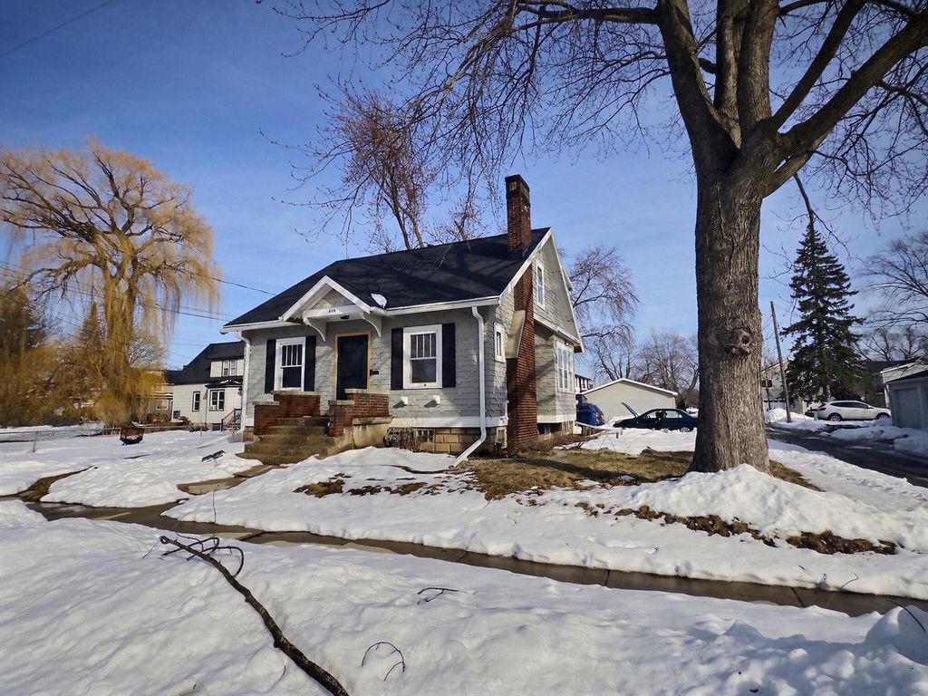 Photo of 818 N van Buren STREET, Green Bay, WI 54302 (MLS # 50322527)