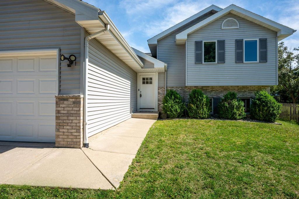 Photo of 8405 Shale DRIVE, Madison, WI 53719 (MLS # 2023396)