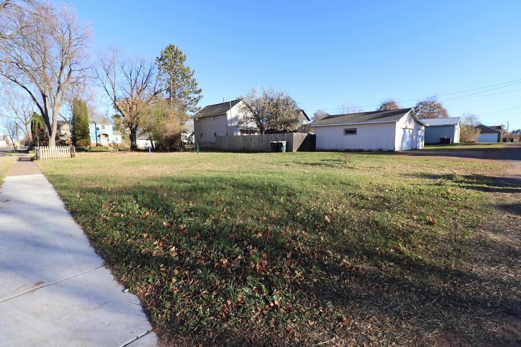 Photo of 1104 3rd St W St, Ashland, WI 54806 (MLS # 6122979)