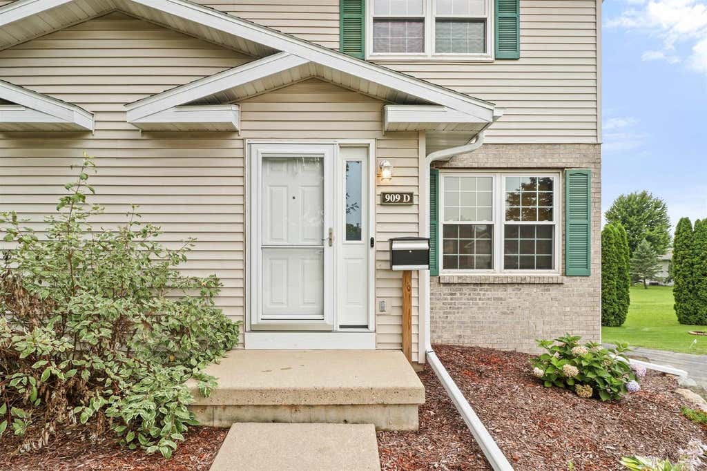 Photo of 909 N Clover LANE #D, Cottage Grove, WI 53527 (MLS # 2029547)