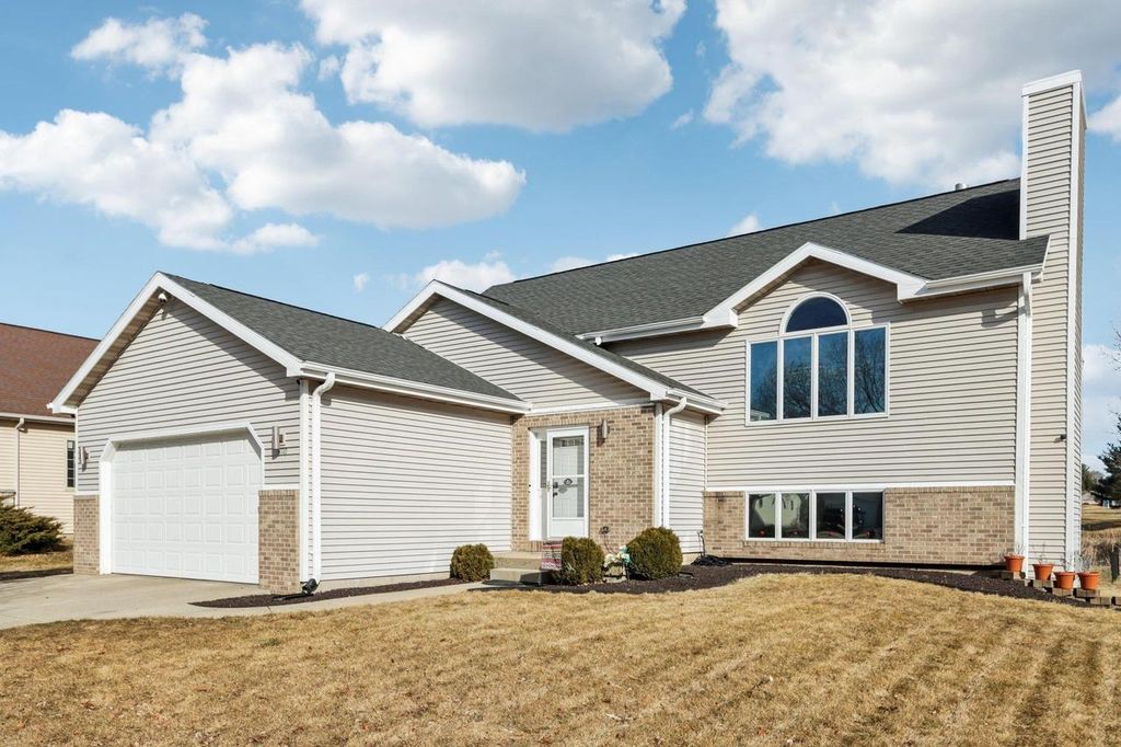 Photo of 810 N Parkview STREET, Cottage Grove, WI 53527 (MLS # 2016979)