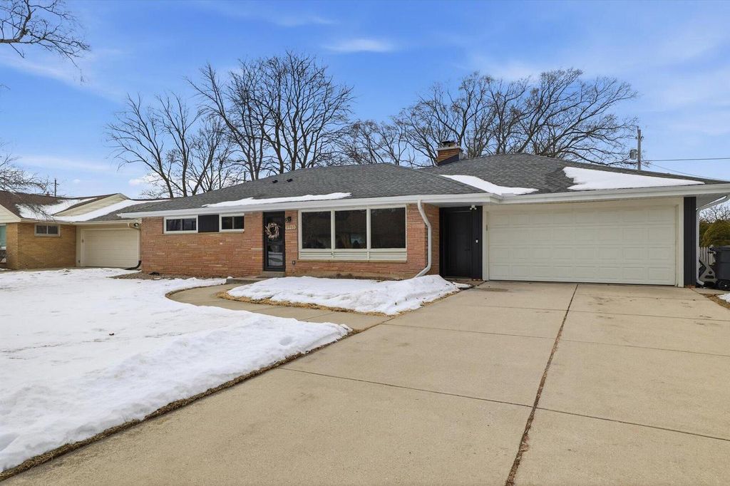 Photo of 8965 N Navajo ROAD, Bayside, WI 53217 (MLS # 1950052)