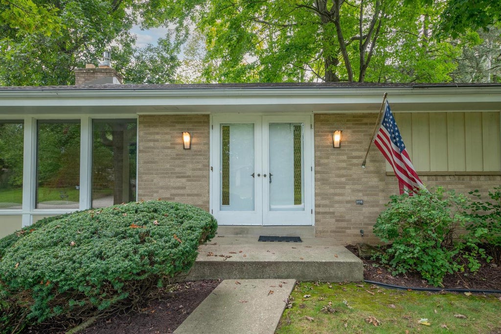 Photo of 18175 Redvere DRIVE, Brookfield, WI 53045 (MLS # 1982301)