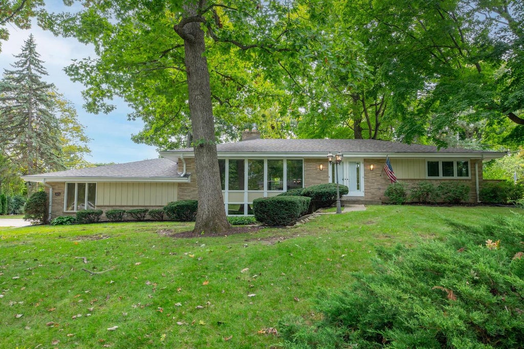 Photo of 18175 Redvere DRIVE, Brookfield, WI 53045 (MLS # 1982301)