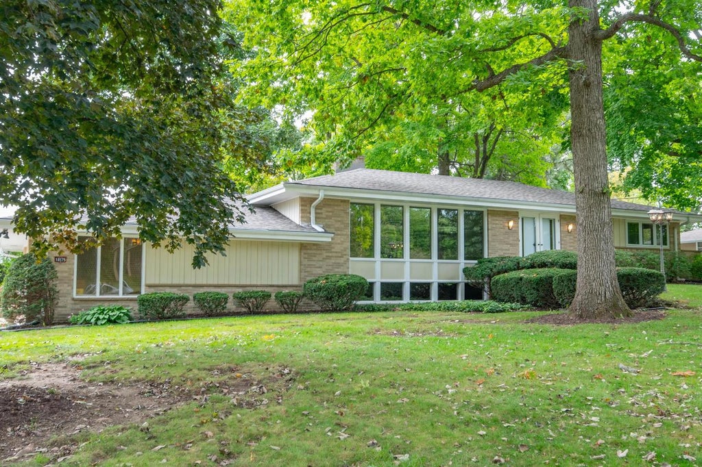 Photo of 18175 Redvere DRIVE, Brookfield, WI 53045 (MLS # 1982301)