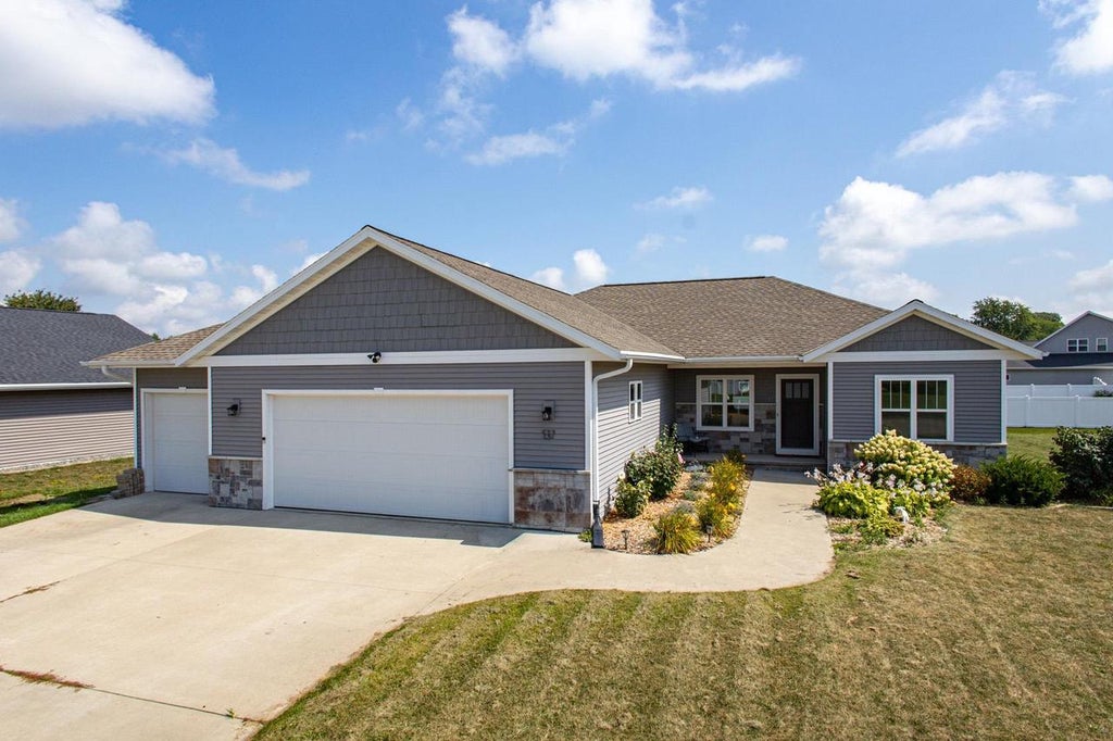Photo of 532 Patrick LANE, Pulaski, WI 54162 (MLS # 50332155)