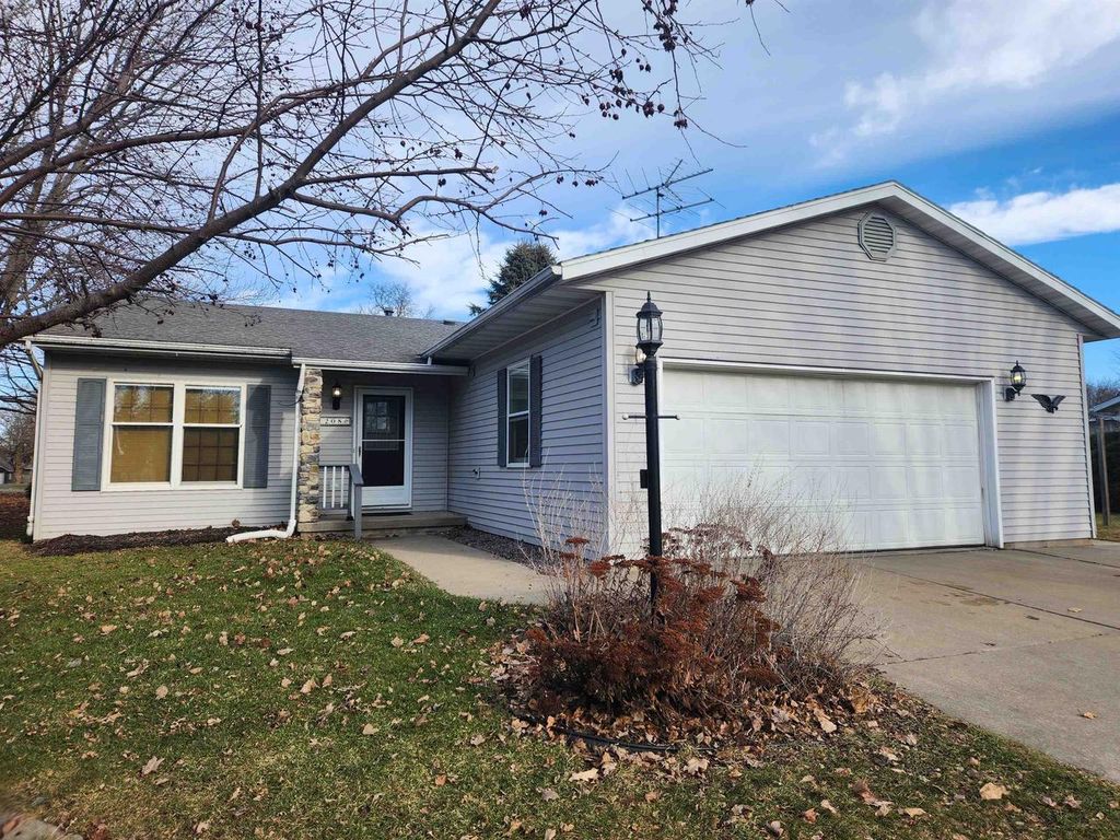 Photo of 1208 Victoria CIRCLE, Baraboo, WI 53913 (MLS # 2014840)