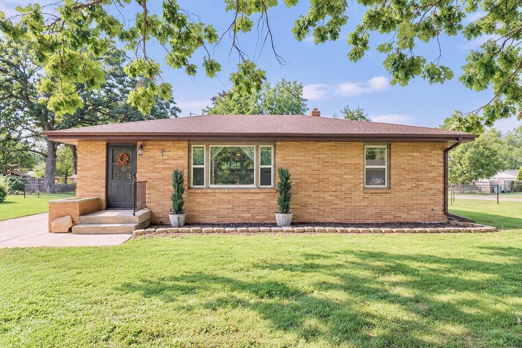 Photo of 3616 S Glenwood DRIVE, Beloit, WI 53511 (MLS # 2032243)