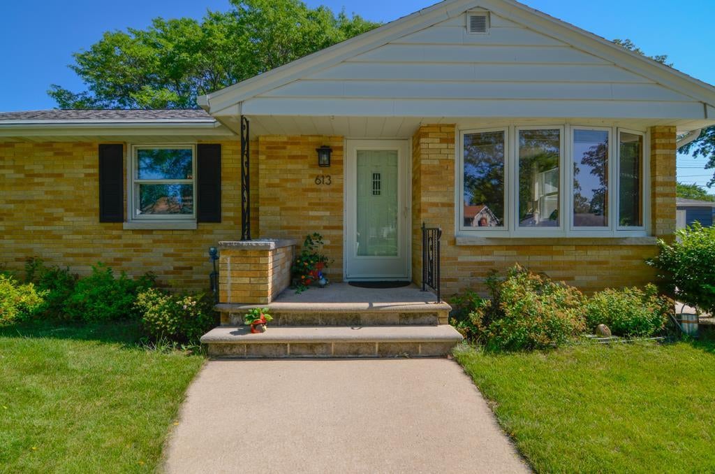 Photo of 613 Clover LANE, Green Bay, WI 54301 (MLS # 50329064)