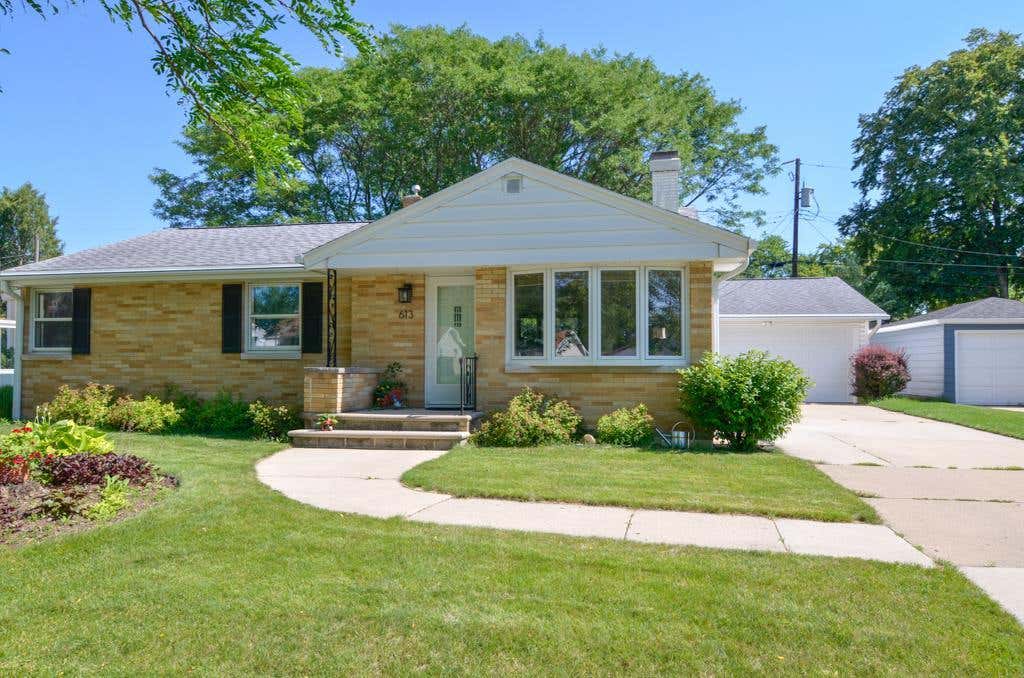 Photo of 613 Clover LANE, Green Bay, WI 54301 (MLS # 50329064)