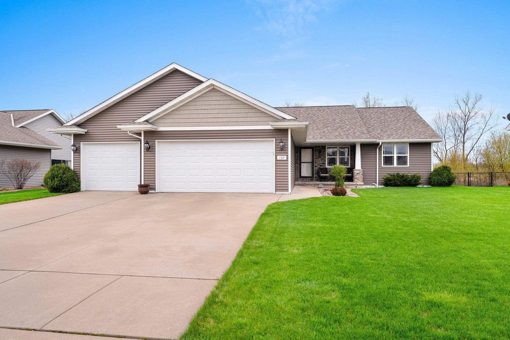 Photo of 1107 Pisces PLACE, De Pere, WI 54115 (MLS # 50324809)