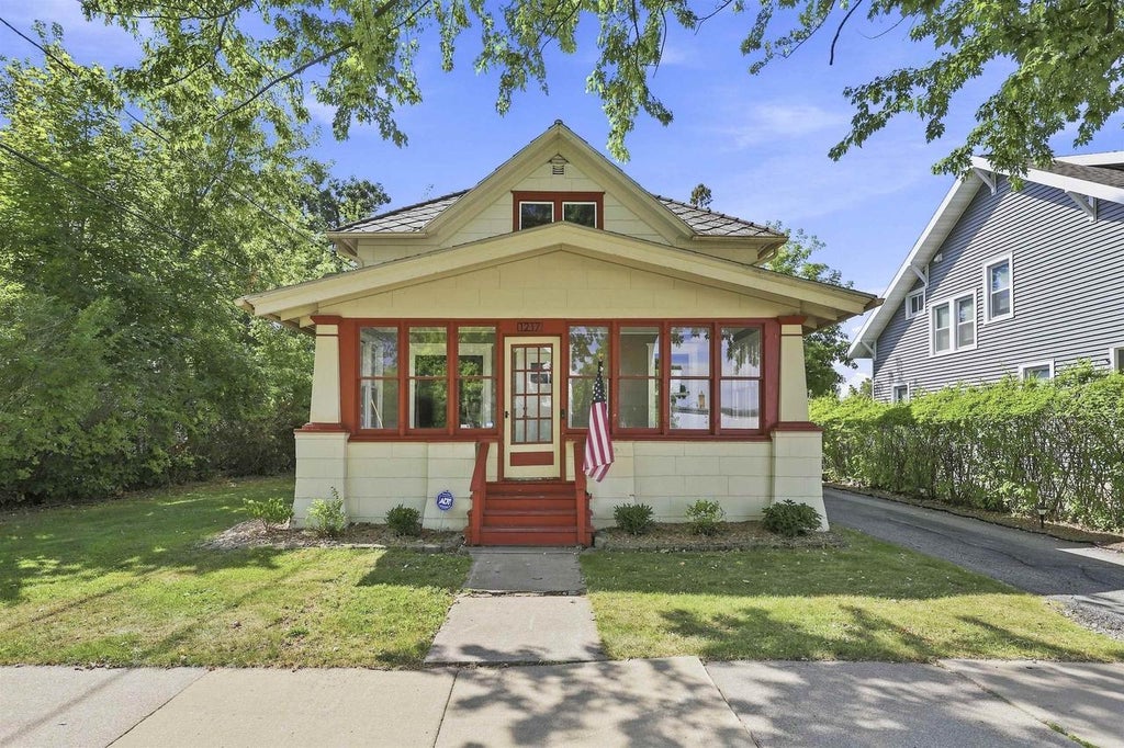 Photo of 1217 N State STREET, Appleton, WI 54911 (MLS # 50331970)