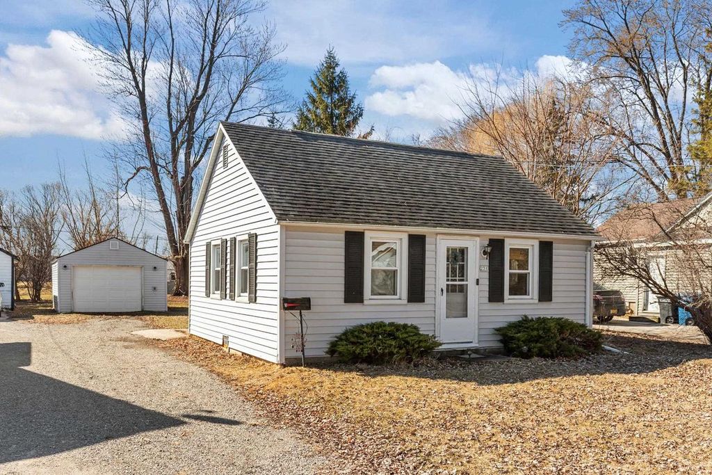 Photo of 231 W Smith AVENUE, Oshkosh, WI 54901 (MLS # 50322291)