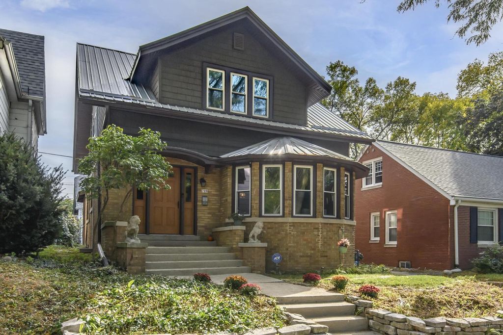 Photo of 709 E Oklahoma AVENUE, Milwaukee, WI 53207 (MLS # 1937227)