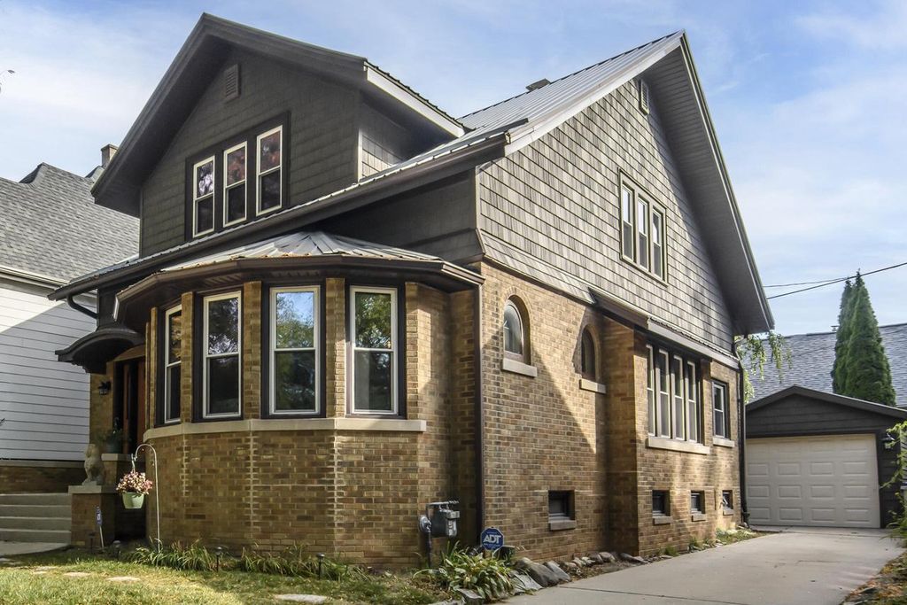 Photo of 709 E Oklahoma AVENUE, Milwaukee, WI 53207 (MLS # 1937227)