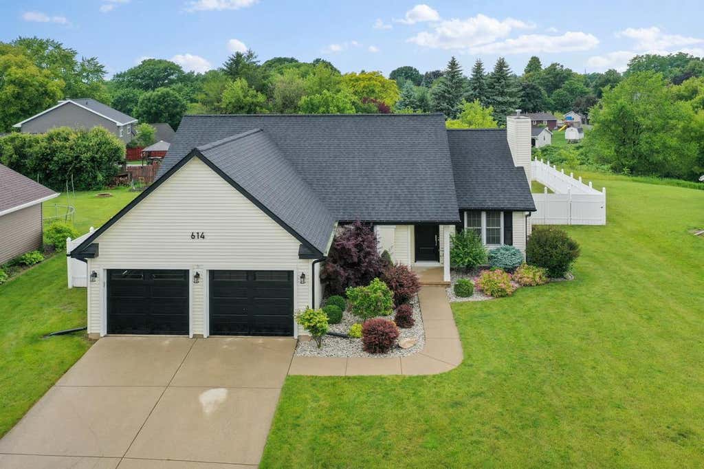 Photo of 614 Stonehedge ROAD, Green Bay, WI 54302 (MLS # 50328209)