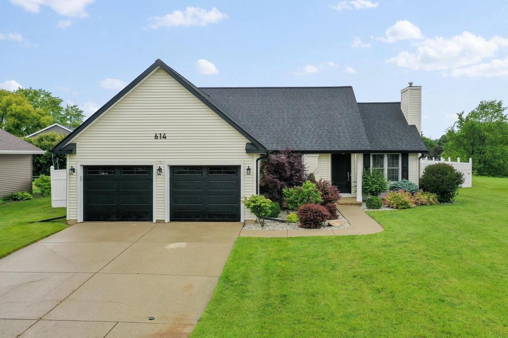 Photo of 614 Stonehedge ROAD, Green Bay, WI 54302 (MLS # 50328209)