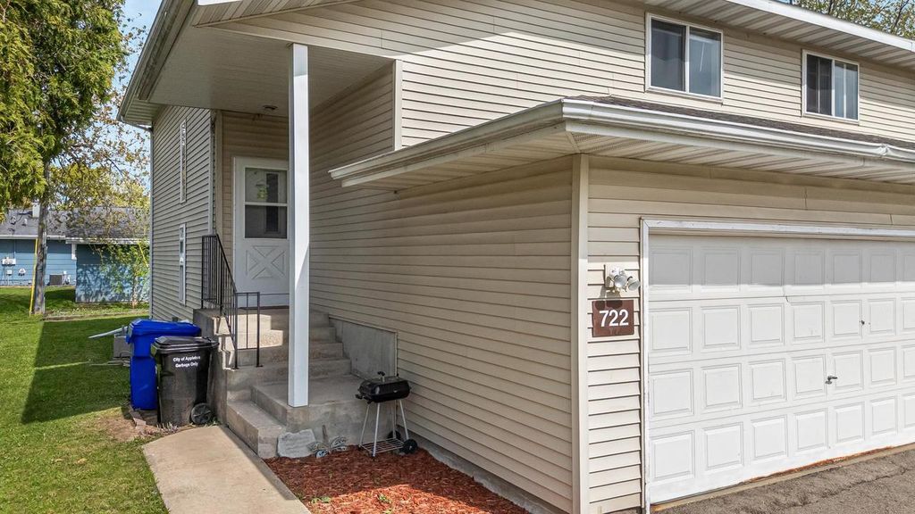 Photo of 722 N Hawthorne DRIVE, Appleton, WI 54915 (MLS # 50328591)