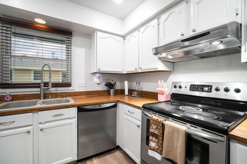 Photo of 157 W Goldleaf AVENUE, Milwaukee, WI 53207 (MLS # 1955597)