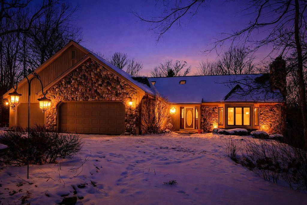 Photo of 14591 W Fieldpointe COURT, New Berlin, WI 53151 (MLS # 1948989)