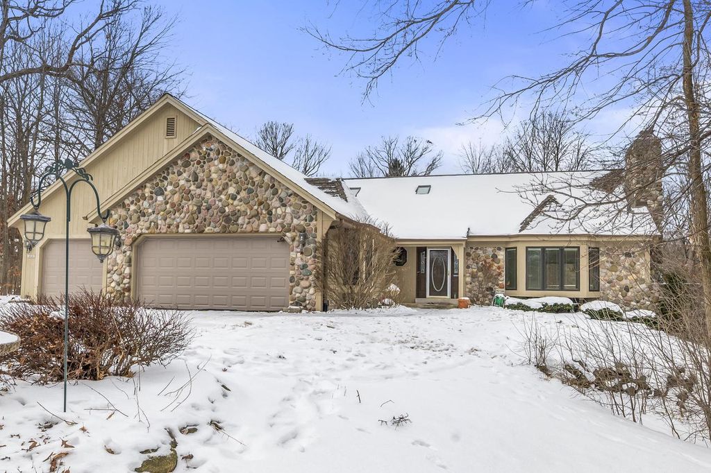 Photo of 14591 W Fieldpointe COURT, New Berlin, WI 53151 (MLS # 1948989)