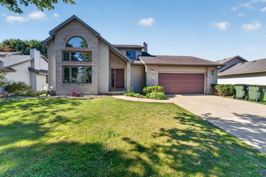 Photo of 1757 Colony CIRCLE, Sun Prairie, WI 53590 (MLS # 2026855)