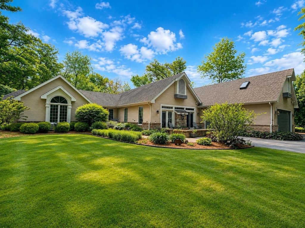Photo of 4308 N Juniper DRIVE, Janesville, WI 53545 (MLS # 2024090)