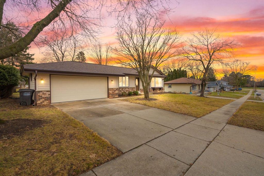 Photo of 1525 River Highlands DRIVE, Oconomowoc, WI 53066 (MLS # 1951234)