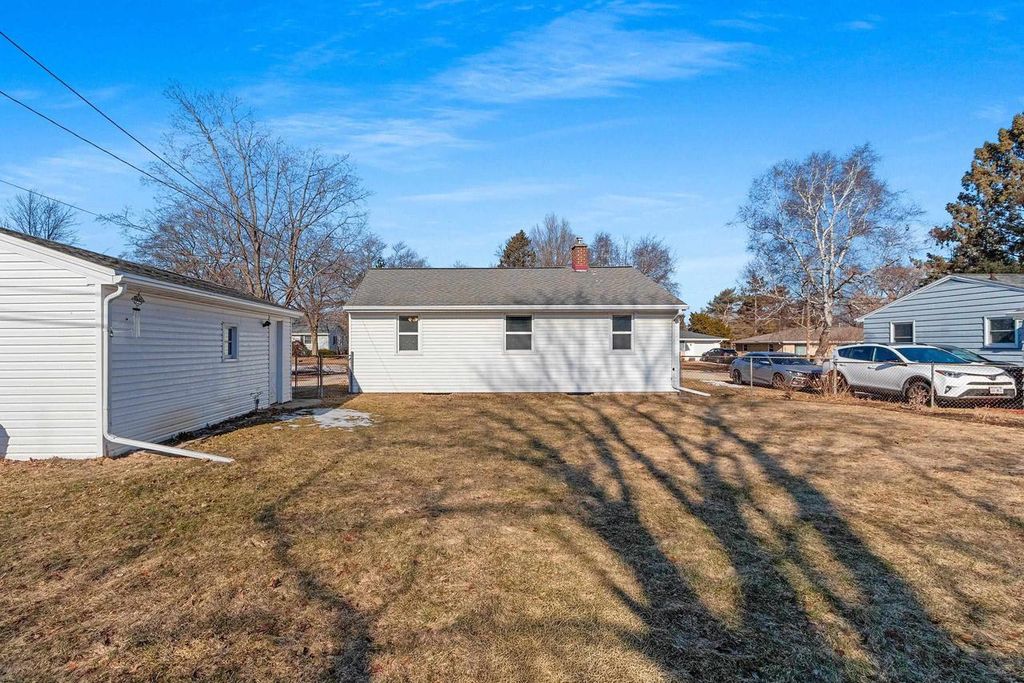 Photo of 831 Sunny LANE, Green Bay, WI 54304 (MLS # 50321896)