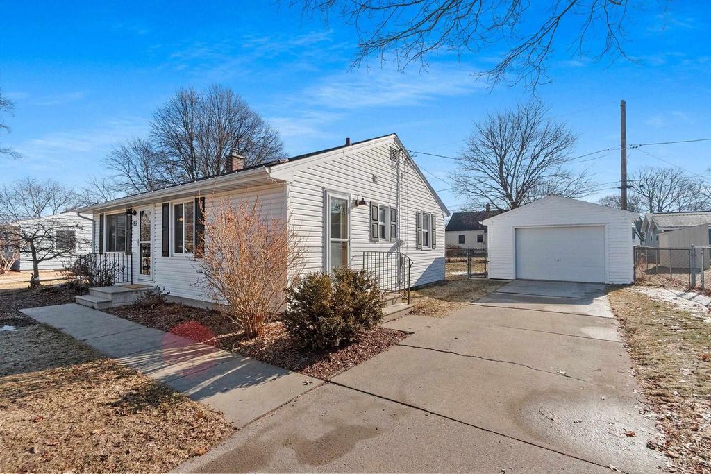 Photo of 831 Sunny LANE, Green Bay, WI 54304 (MLS # 50321896)