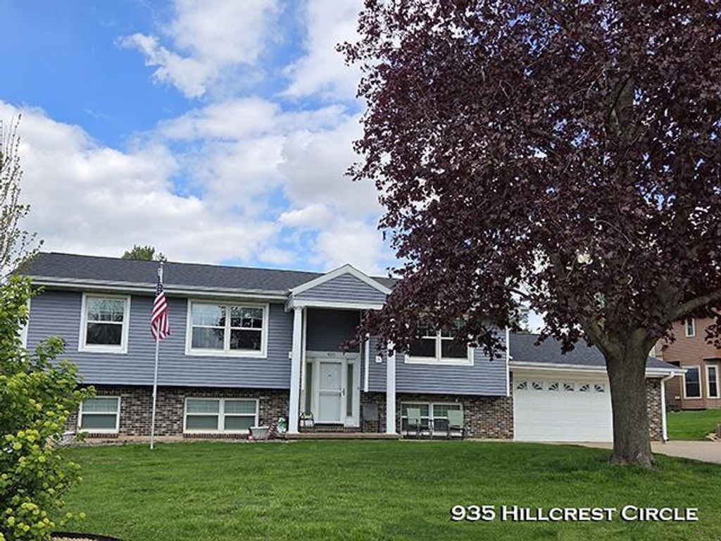 Photo of 935 Hillcrest CIRCLE, Platteville, WI 53818 (MLS # 2023634)